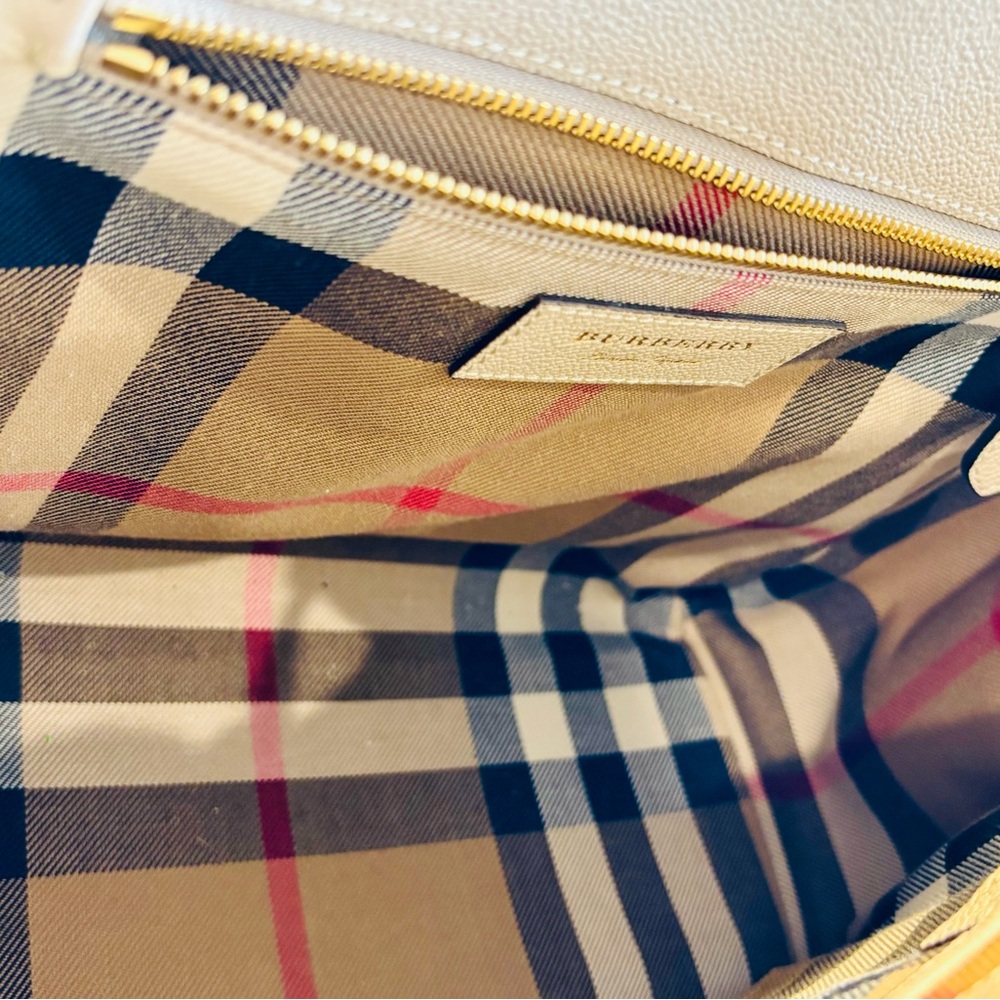 Burberry Soft Grain Calfskin Medium Buckle Tote Purse Limestone 4029030 - Picture 10 of 12